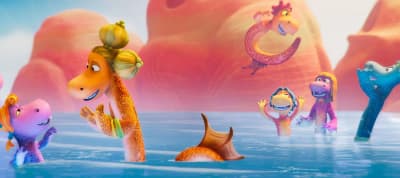 Des serpents d'eau jouent dans la mer