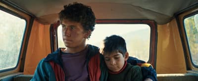 Deux enfants sont assis dans une voiture