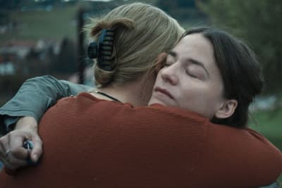 Deux femmes s'enlassent
