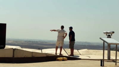 Deux hommes regardent un panorama