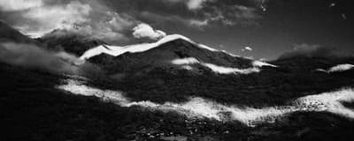 Montagnes nuages effets noir et blanc photo avec du grain Guillaume Nourry 