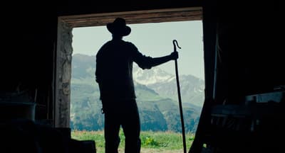 Image du film Bergers, une silhouette d'homme se découpe dans l'entrée d'une cabane