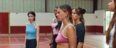 Jeunes filles dans un gymnase