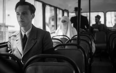 Un homme est assis dans un bus