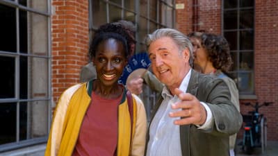 Un homme et une femme discutent
