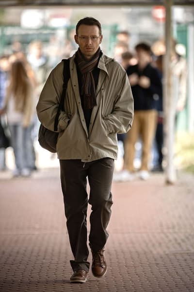 Un homme marche seul