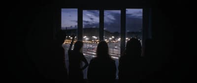 groupe personne qui regarde a travers fenetre