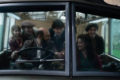 groupe dans un vehicule ancien