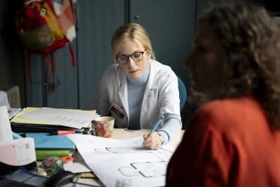 femme docteur qui regarde document