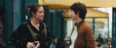 deux femmes qui discutent