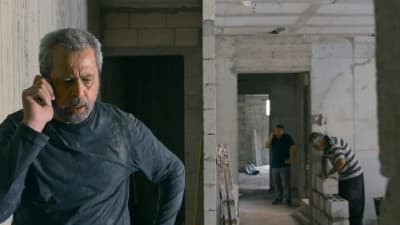 homme dans un immeuble en construction